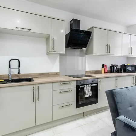 1-bed Near Centre Apartment *